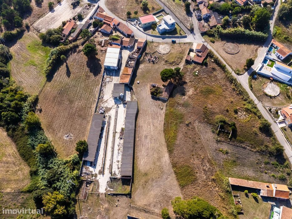 Terreno com ruína na Serra do Bouro