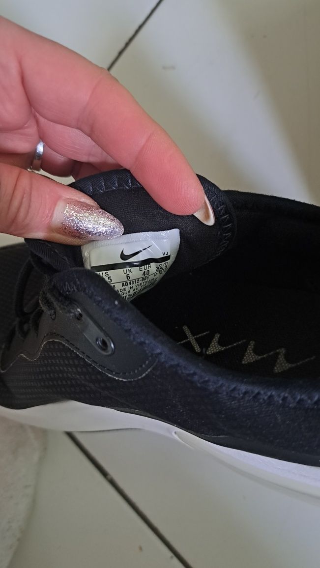Tanio sportowe buty Nike