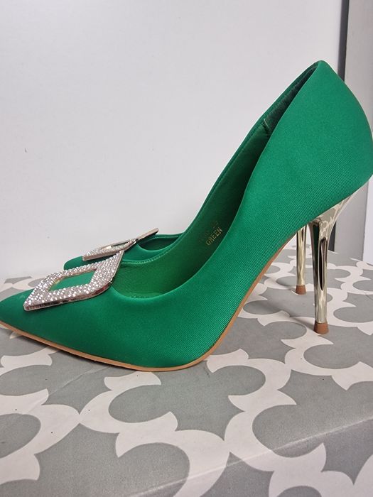 Szpilki zielone z klamrą z cyrkoniami