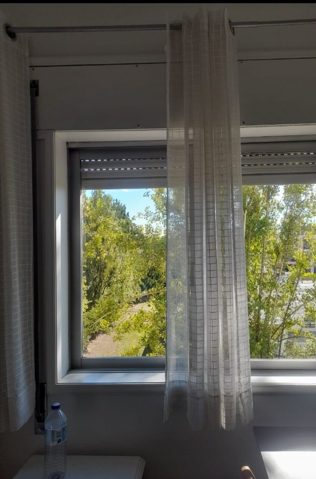 Cortinas brancas em cetim