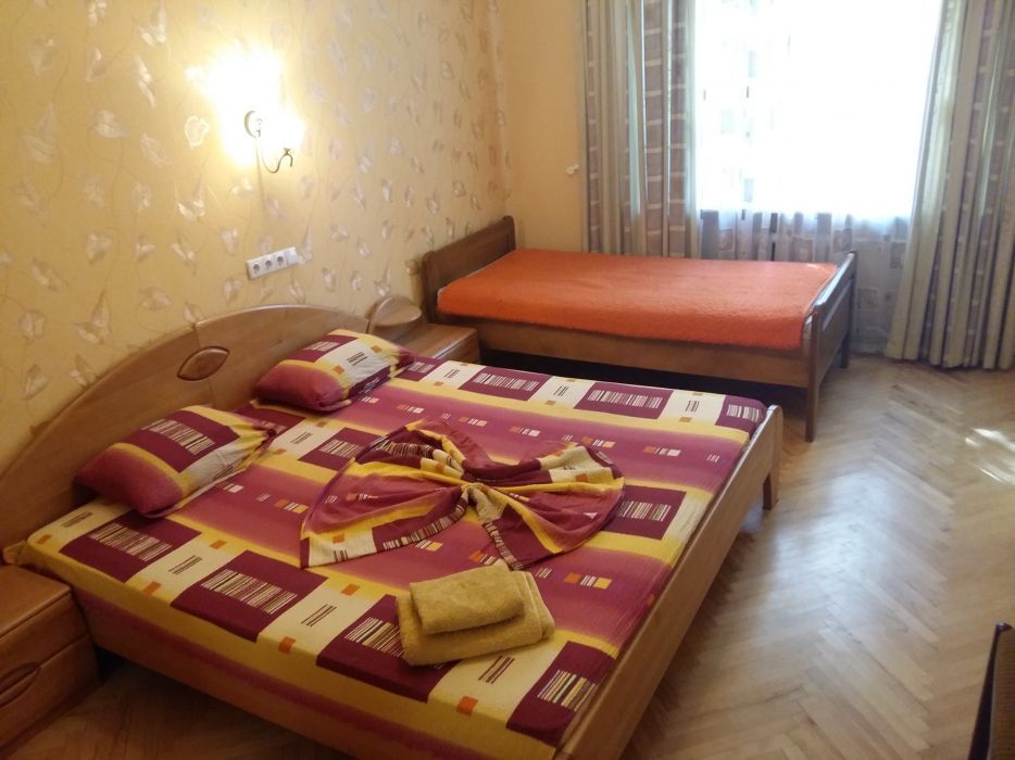 3-кімнатна квартира 1 хвилина метро Дружби Народів.