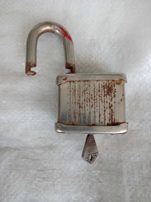 Старинный навесной замок  с петлями  ( клеймо )