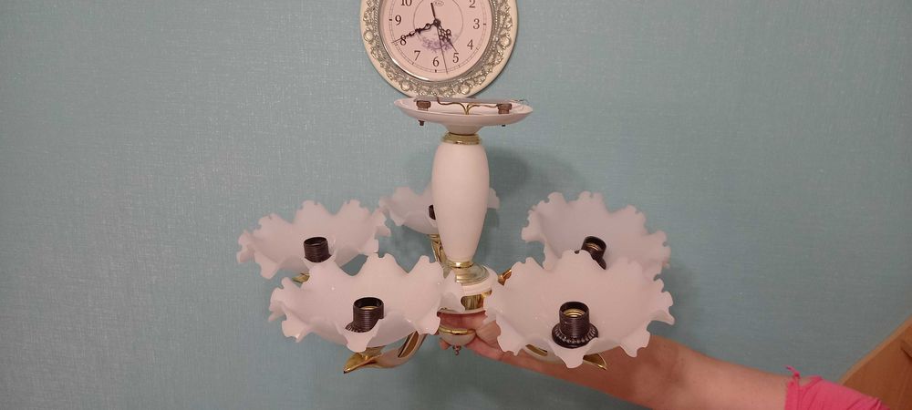 Продам белую люстру на 5 плафонов в хорошем состоянии