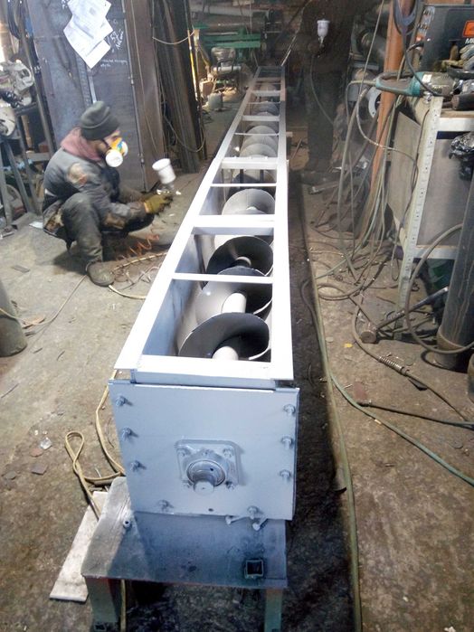 Шнековий навантажувач (погрузчик, загрузчик, конвейєр) в трубі