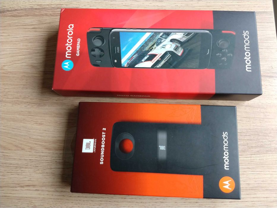 Moto mods gamepad oraz Moto mods głośnik JBL.