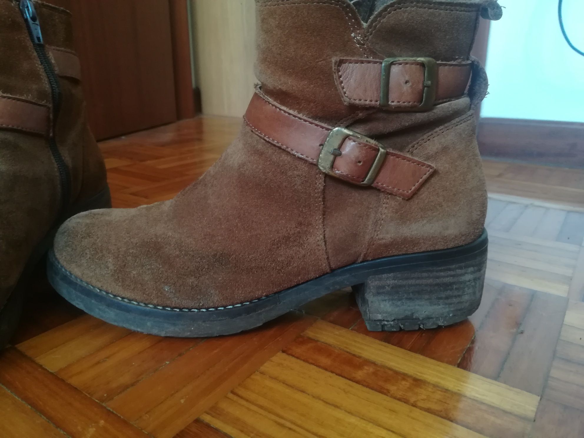 Botas castanhas em pele