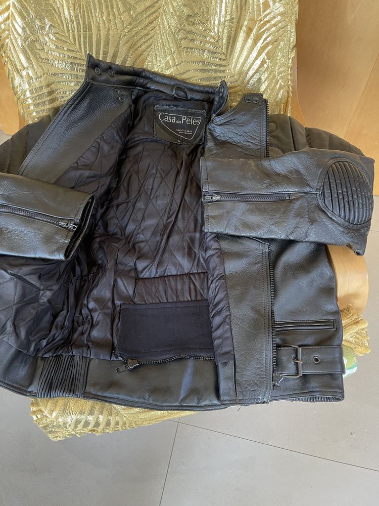Fato de motard blusão e calça.
