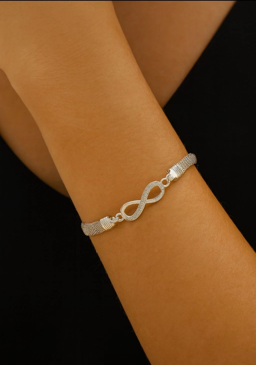 Pulseira Elegante Prateada com Símbolo do Infinito