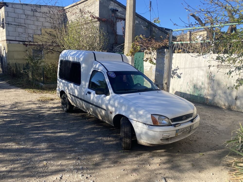 Машина Ford courier