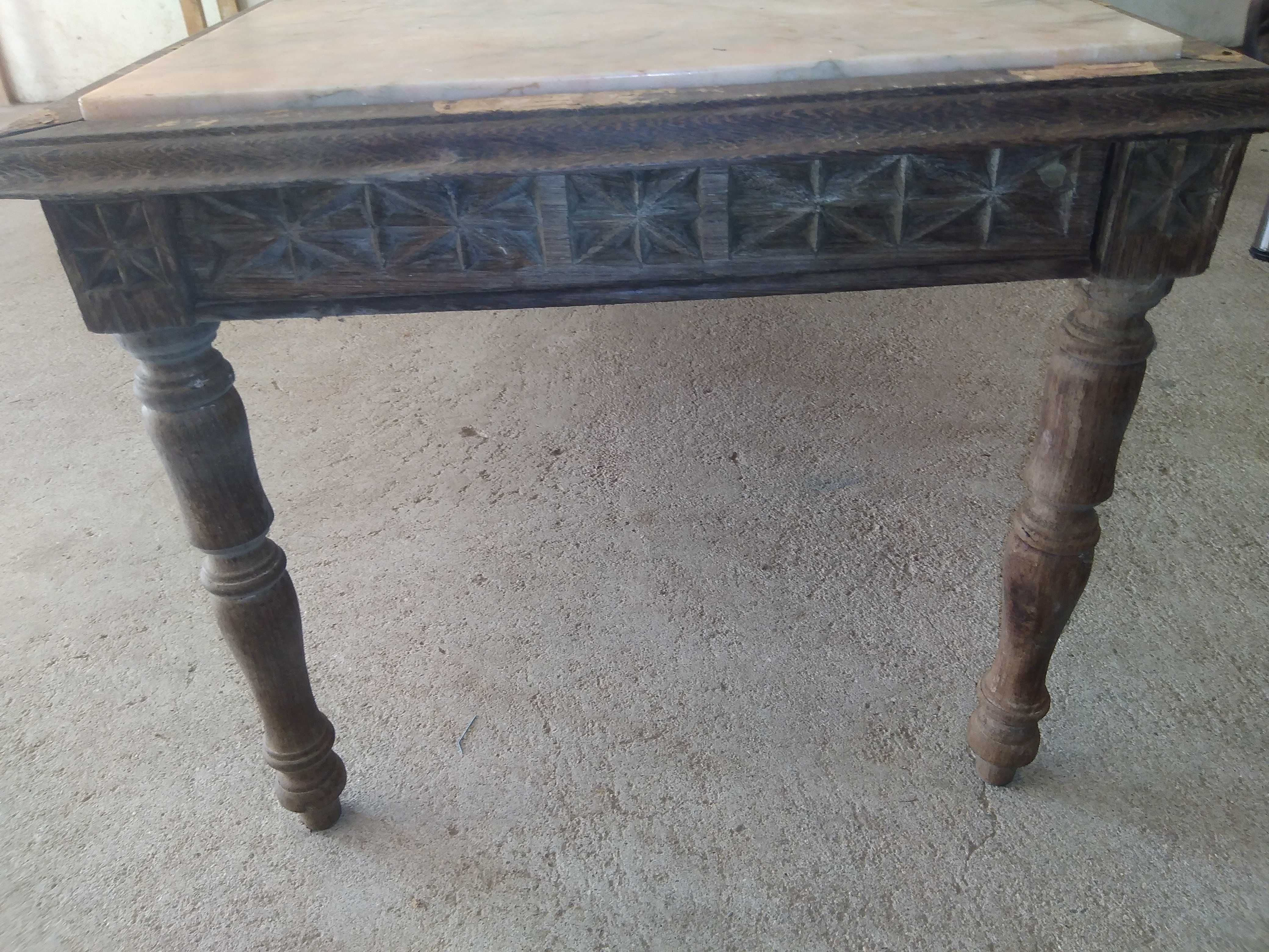 Mesa maciça com tampo de mármore de madeira africana
