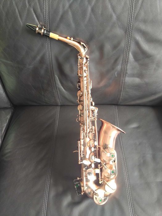 Saxofone alto em bronze vermelho. Novo em embalagem