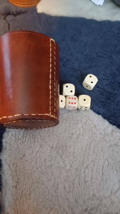 Skórzany kubek do gry w kości