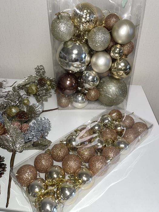 Різдвяні іграшки , іграшки на ялинку