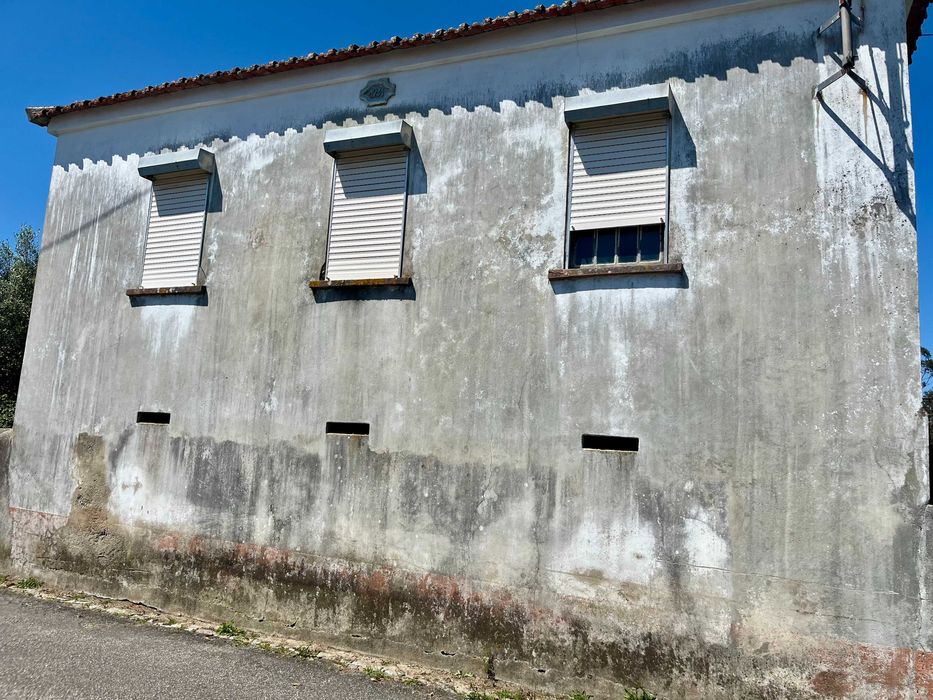 Casa para restauro com terreno de construção em Vila Mou