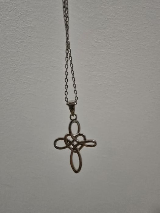Colar prateado em forma de cruz