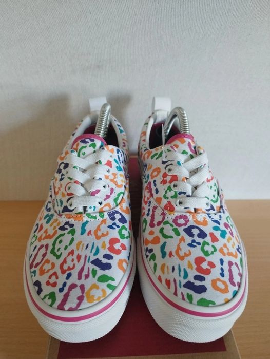 Vans Rainbow Tamanho 35 novos nunca usados, sem a caixa original.