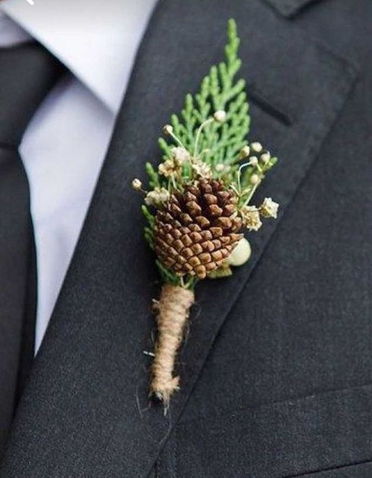 Butonierka zimowa z szyszką, gipsówki i thuja