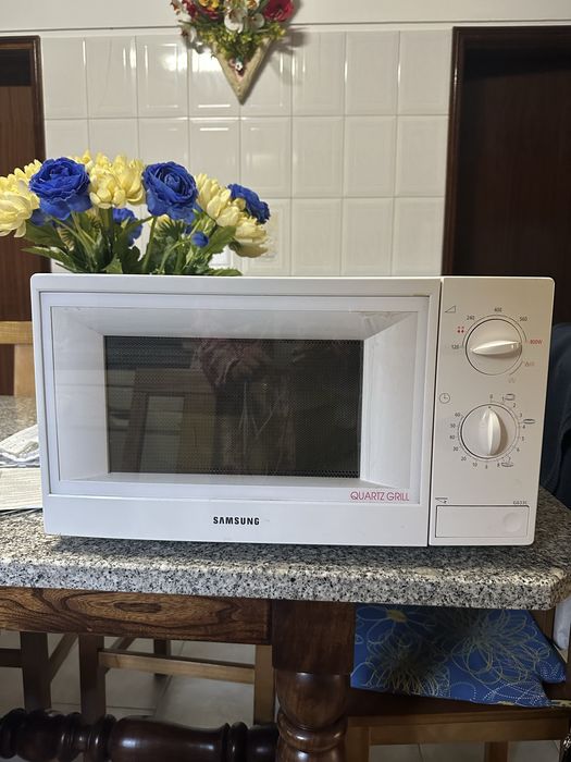 Microondas usado, a funcionar