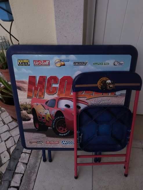 Mesa e cadeira  do Faísca Mcqueen