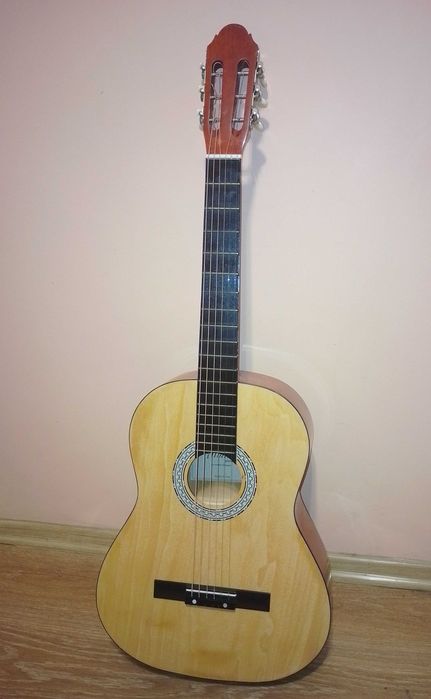 Гитара акустическая 6ти струнная с чехлом как новая