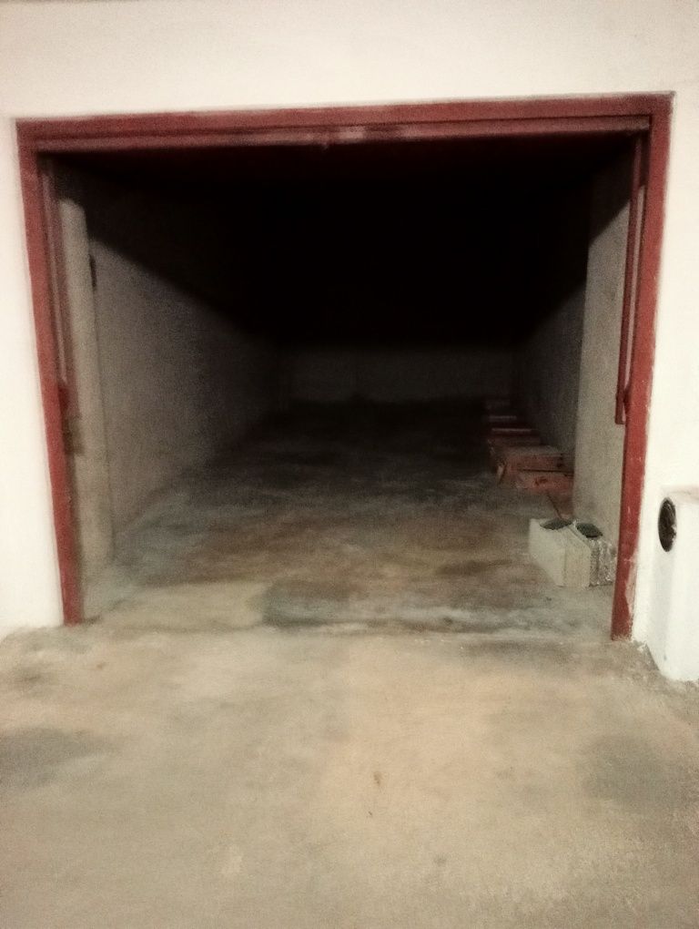 Arrendo Garagem, Garagem com 5x3,5 metros.