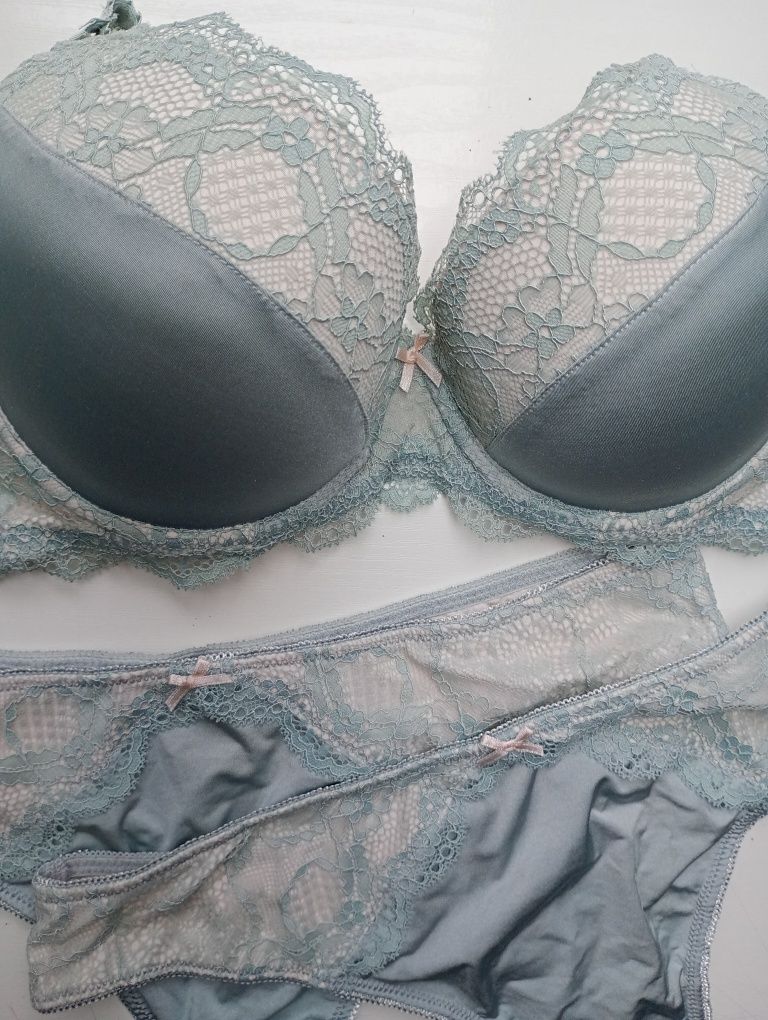 Biustonosz popiel z kremem 65E+stringi XL szt2. "Esotiq" nowe.