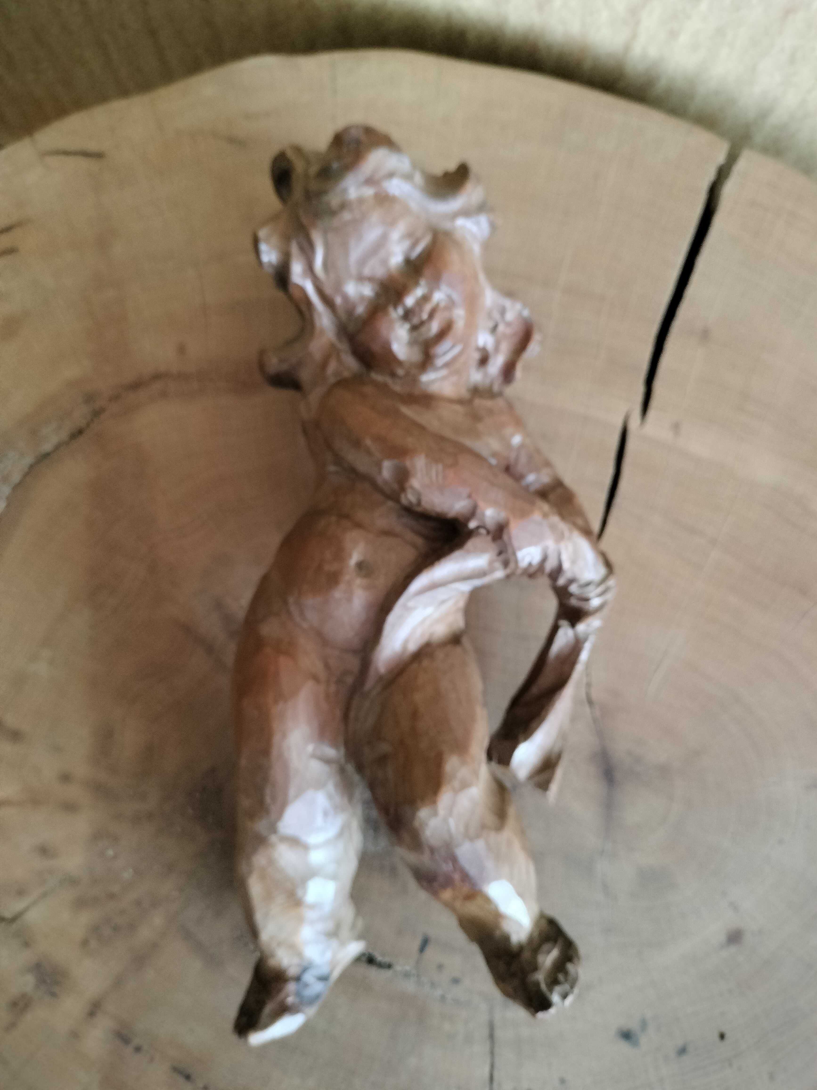 stary drewniany rzeźbiony aniołek nr 1