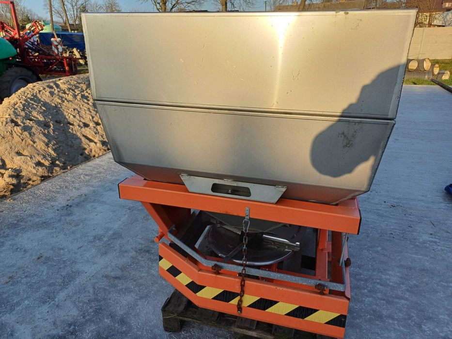 Piaskarka posypywarka solarka komunalna 1000L Grass-Rol