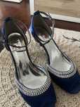 Sapatos salto azuis com brilhantes prateados