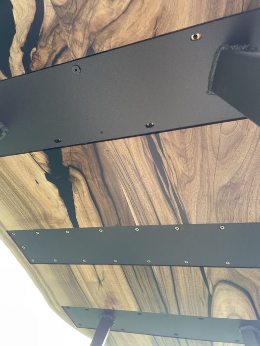 Стіл з горіха в стилі лофт з епоксидною смолою