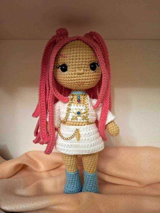 Mira, pogromczyni demonów, maskotka na szydełku.