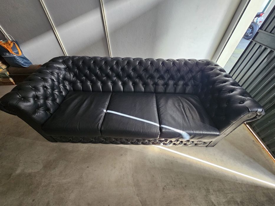Sofá chesterfield pele preto