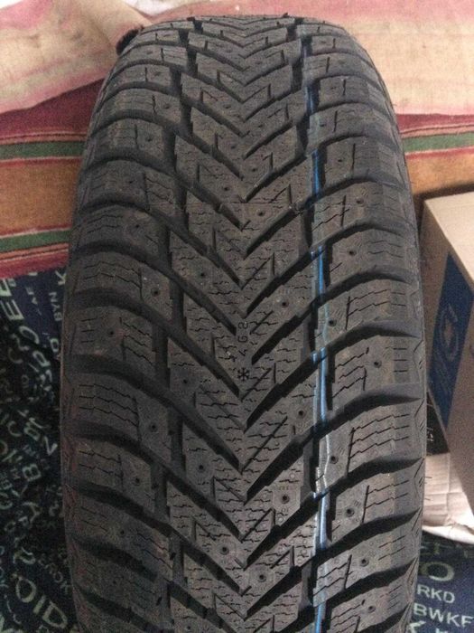 шини 225 60 R 18 nokian