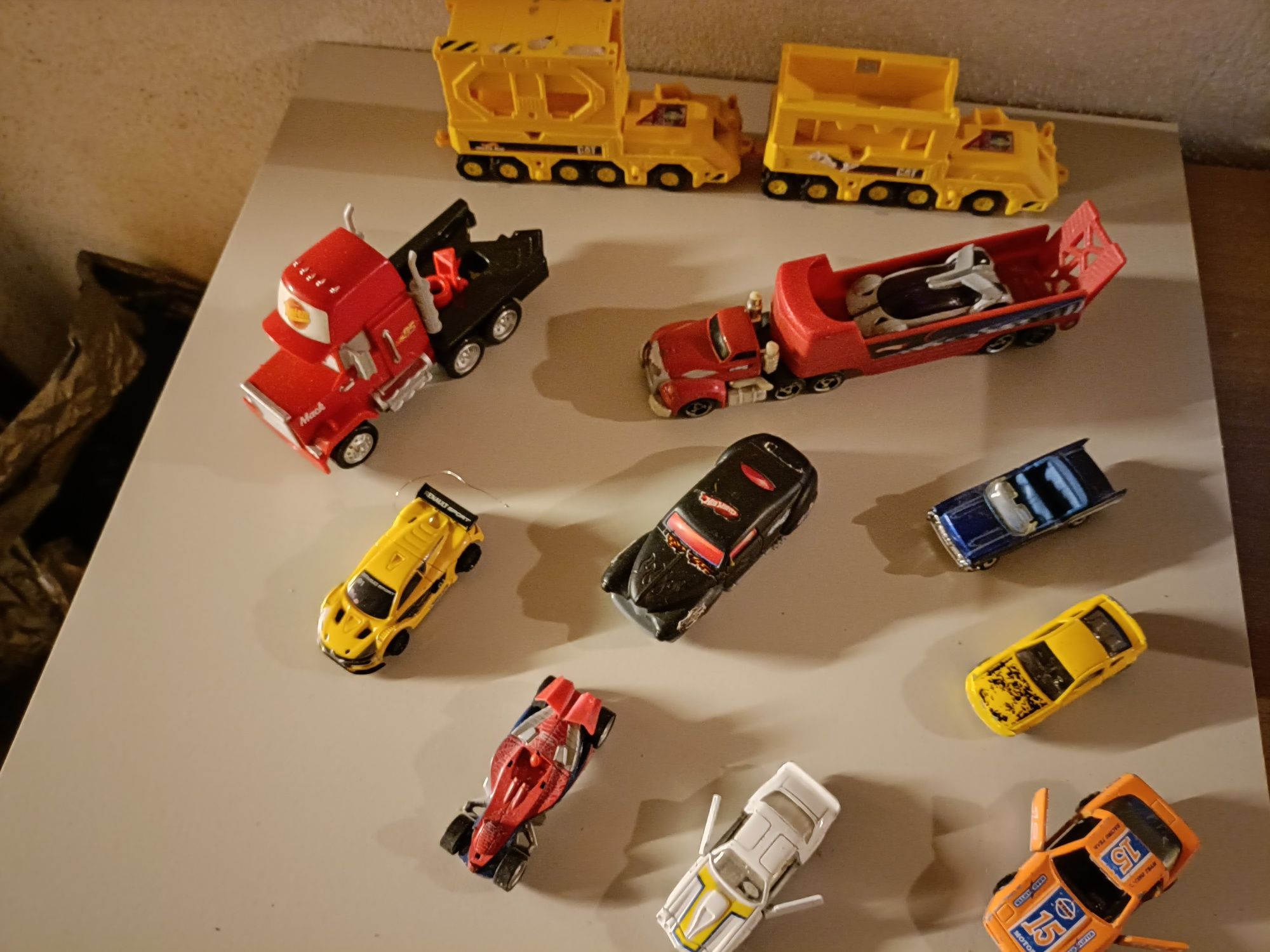 16 Carrinhos/camiões