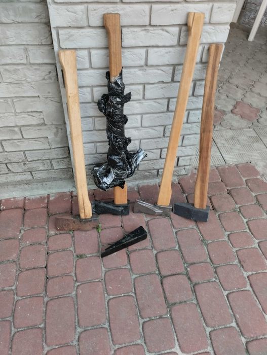 Продам колуны - разного веса от 2 до 4 кг, молотки, кувалды, клинья.