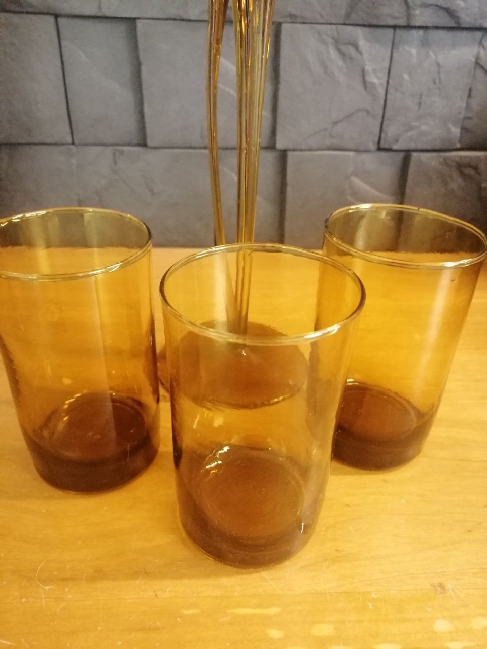 Wysoki wazon i 3 szklanki z czasów PRL żółte szkło