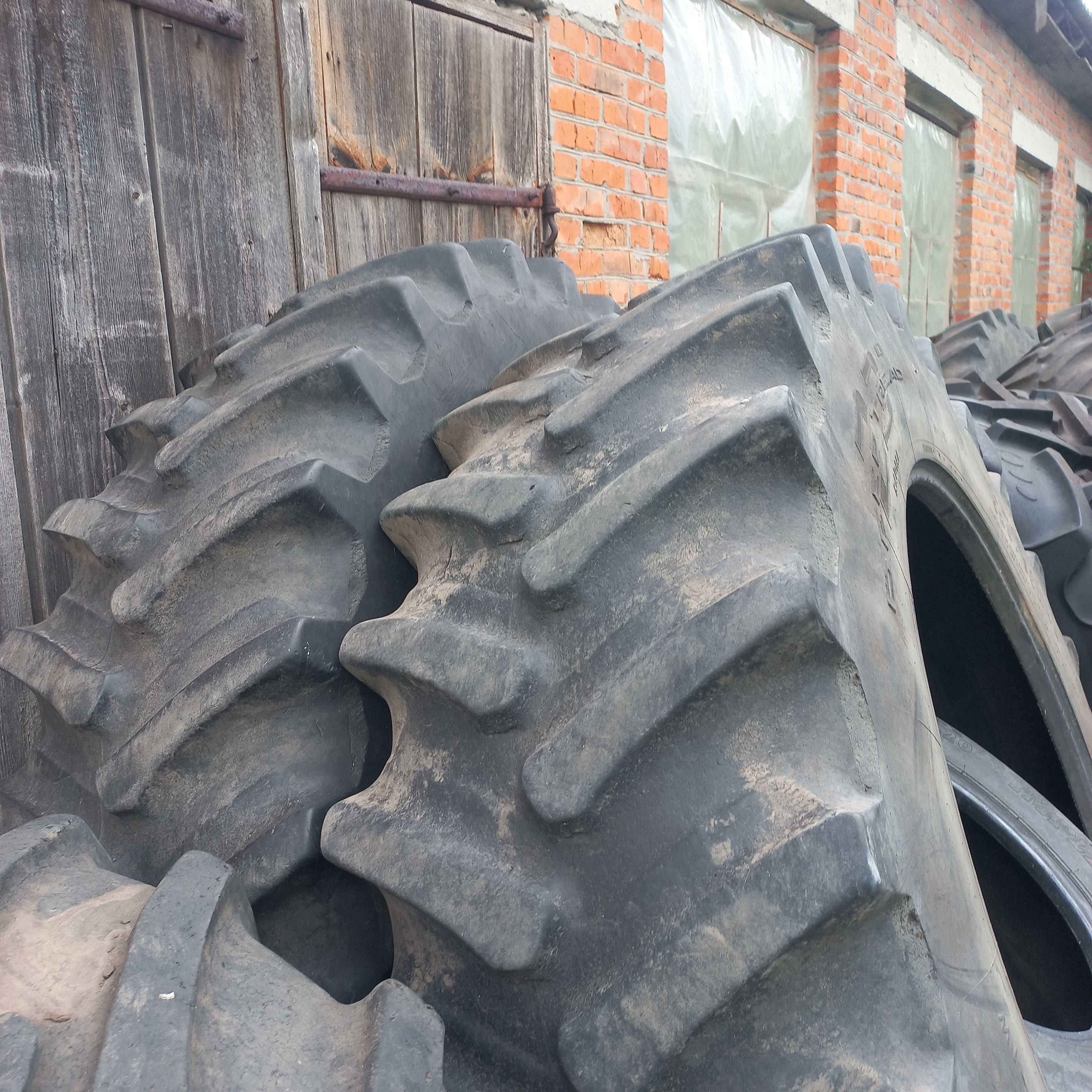 Шини -диски R-42 та R30 на трактор Case--New Holland