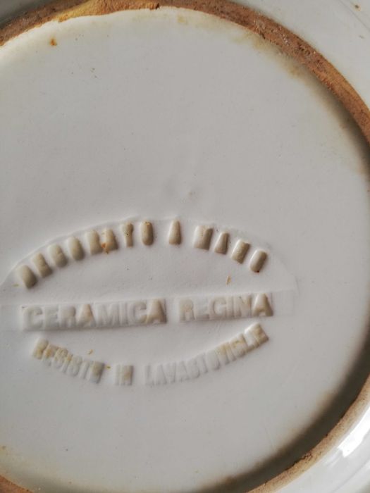 2 Penicos esmaltados e latas antigas entre outras coisas