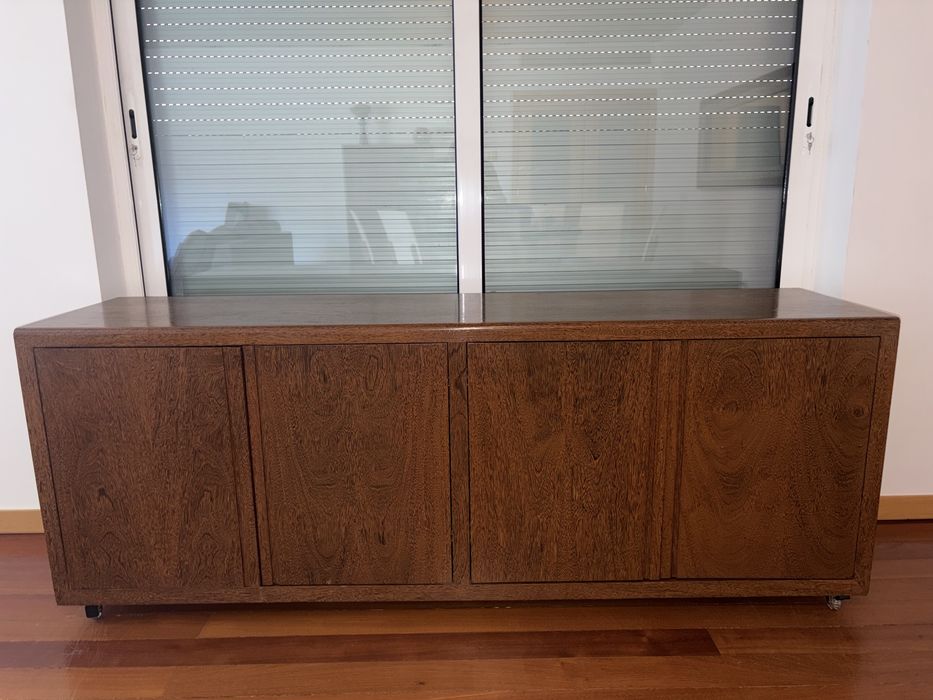 Móvel grande de madeira