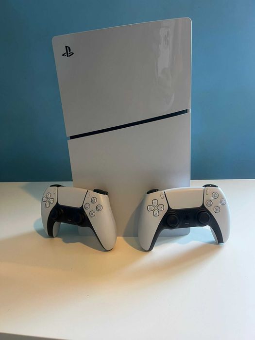 PS5 Standart (1TB) + 2 comandos + 3 Jogos