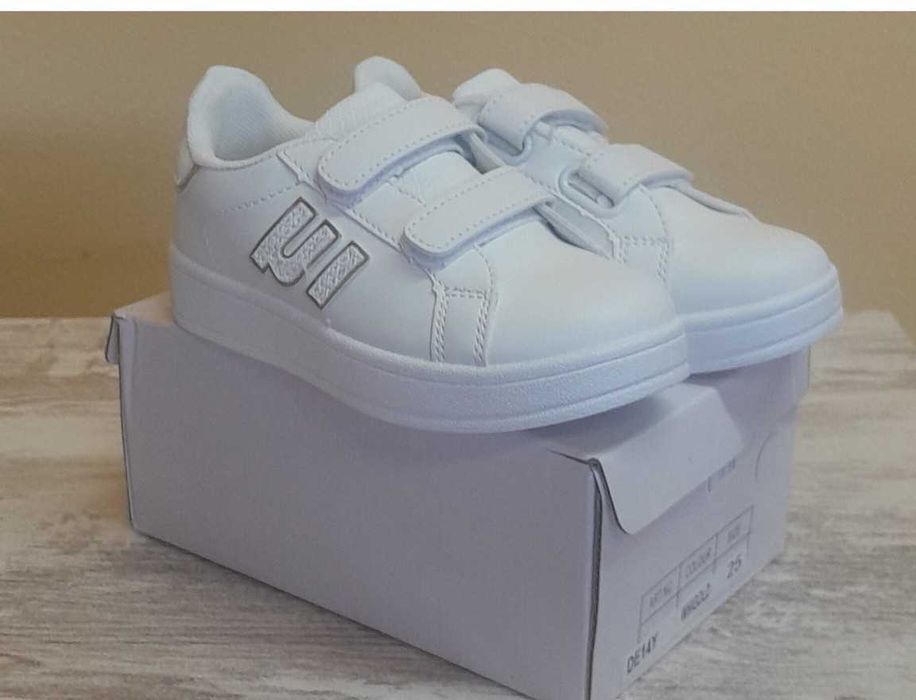 Vendo lote com 46 pares Calçado criança