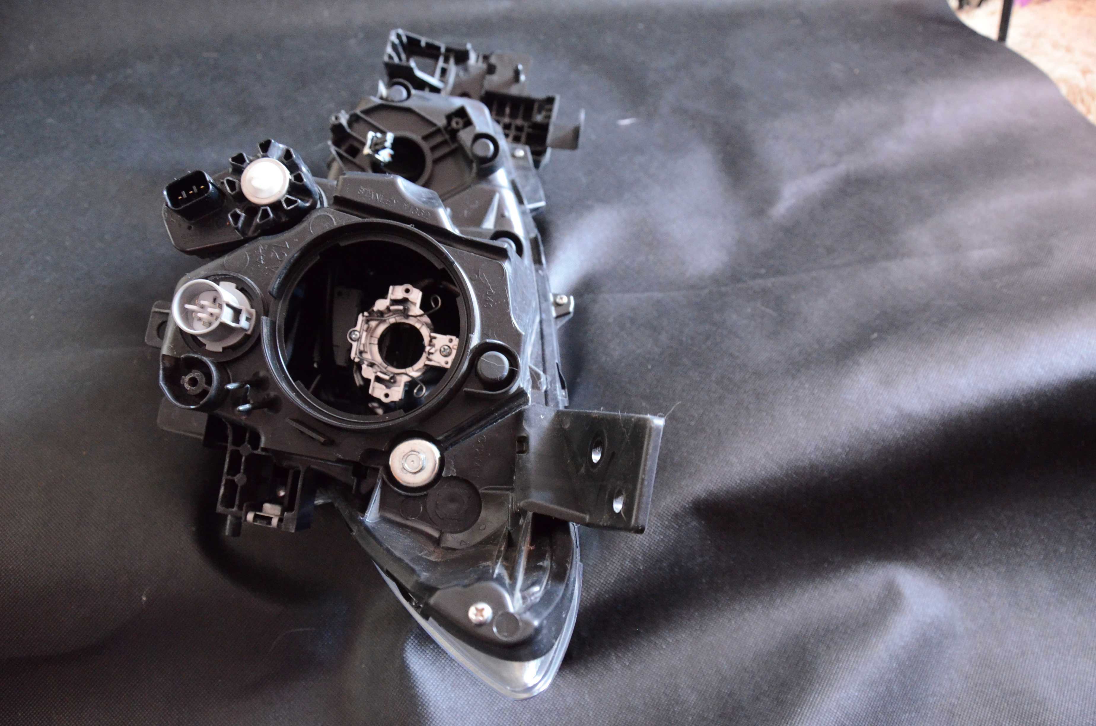MAZDA 3 III BHR2 51030 bi xenon - led prawy
