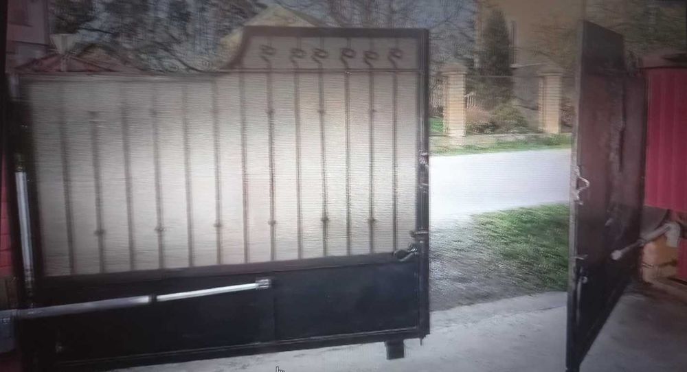 Продаються в’їзні ворота