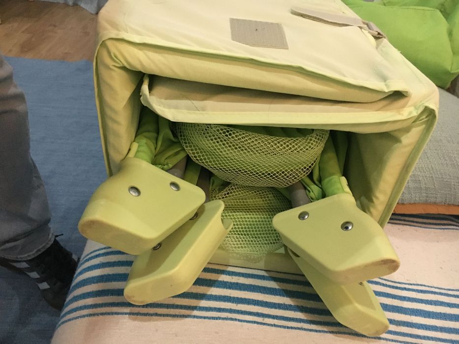 cama de viagem da Chicco - verde