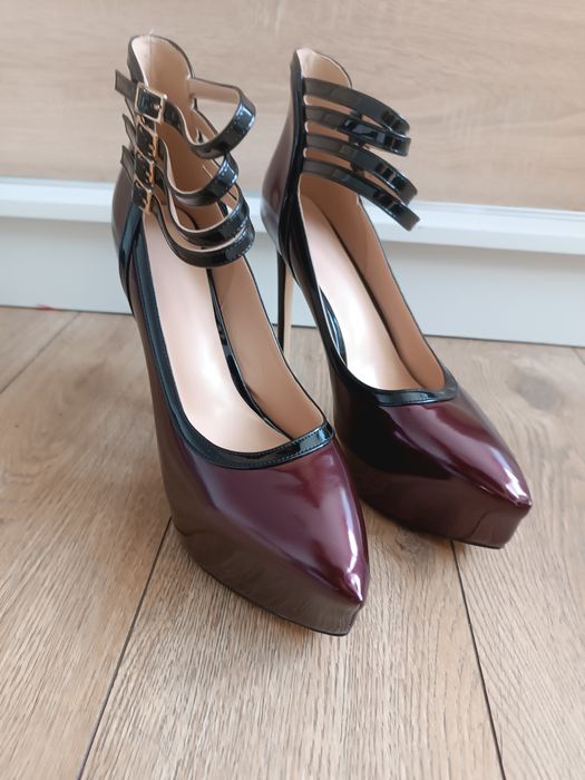 Wysokie szpilki z paskami