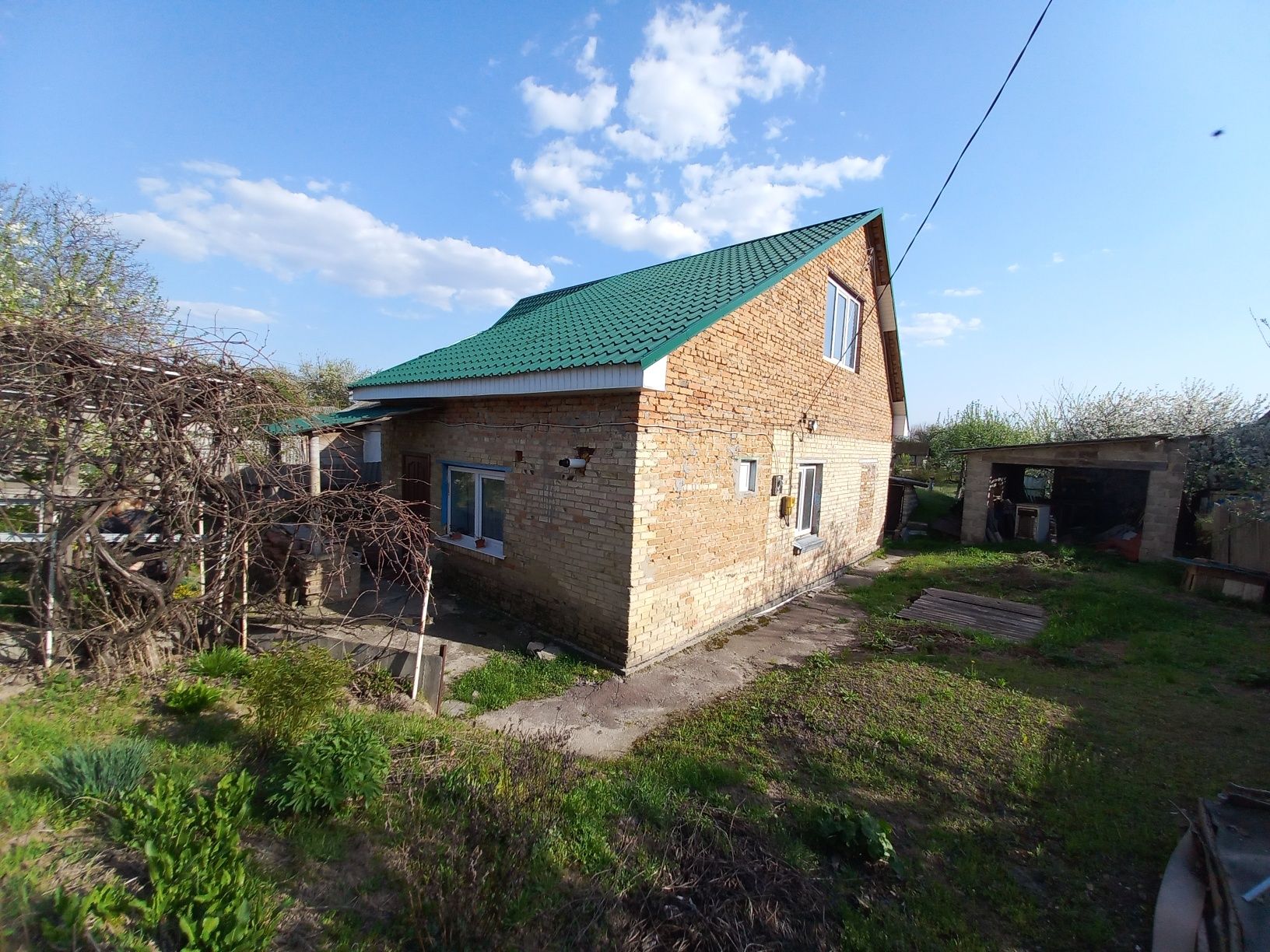 Продам пів будинку 1/2 с. Гора.