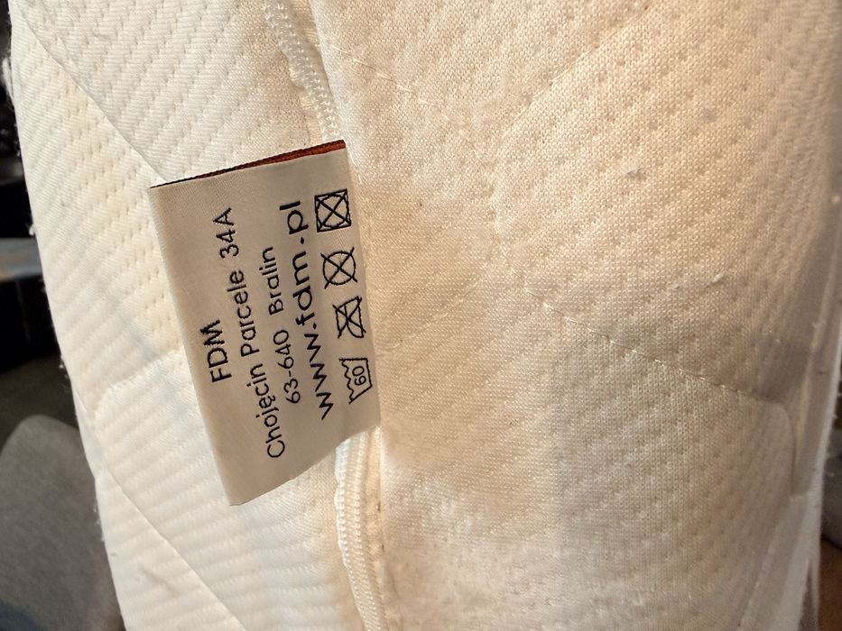 Łóżko z materacem i żebrowaniem