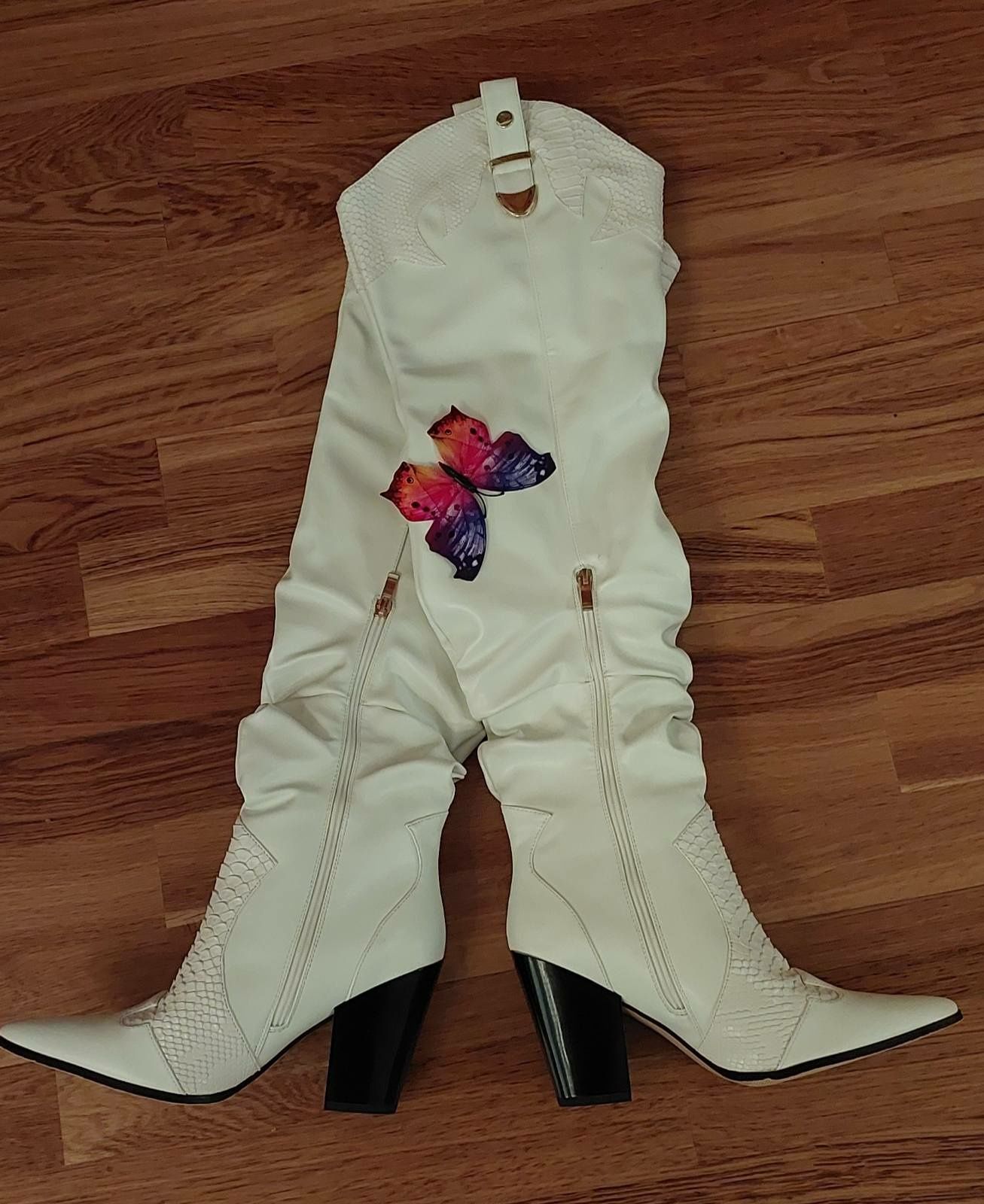 Белые ботфорты кожаные с вставками кожи крокодила размер 40