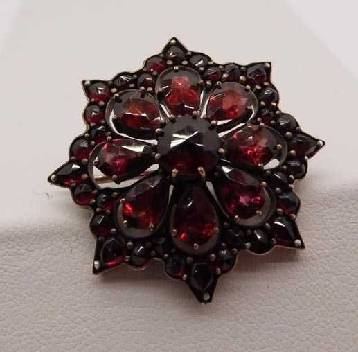 Antyczna broszka z granatami rozeta i łezki.