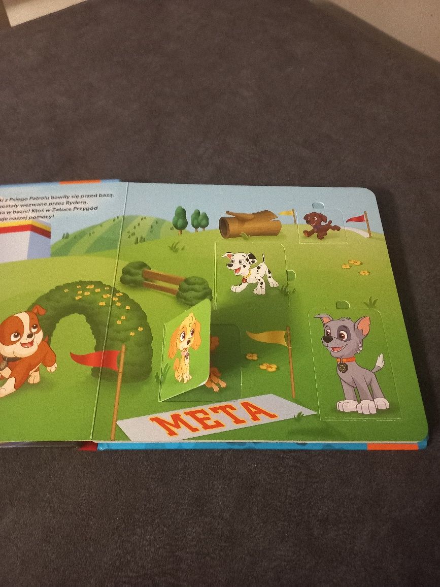 Książka Psi patrol z okienkami